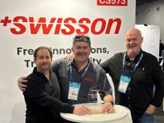 Swisson ehrt Focon Showtechnic als weltweit treuesten Distributor Oliver Daake von Focon Showtechnic mit Thomas Gottschlich und Frank Rethmann auf der ISE 2026 (von links, Foto: Focon Showtechnic)