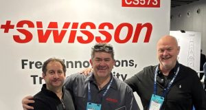 Swisson ehrt Focon Showtechnic als weltweit treuesten Distributor Oliver Daake von Focon Showtechnic mit Thomas Gottschlich und Frank Rethmann auf der ISE 2026 (von links, Foto: Focon Showtechnic)