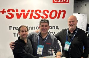Swisson ehrt Focon Showtechnic als weltweit treuesten Distributor Oliver Daake von Focon Showtechnic mit Thomas Gottschlich und Frank Rethmann auf der ISE 2026 (von links, Foto: Focon Showtechnic)