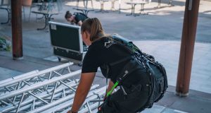 Rückenentlastung für Stagehands mit Exoskeletten
