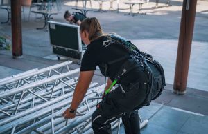 Rückenentlastung für Stagehands mit Exoskeletten