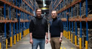 publitec wird exklusiver optimic-Distributor für DACH und UK Ulf Krynojewski mit Dominik Schäfer von optimic (von links, Foto: publitec)