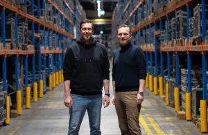 publitec wird exklusiver optimic-Distributor für DACH und UK Ulf Krynojewski mit Dominik Schäfer von optimic (von links, Foto: publitec)