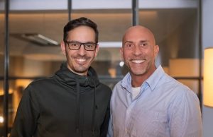 Roxx holt Produkt- und Anwendungsspezialisten Darius Ansari Darius Ansari mit Daniel Garcia (von links, Foto: Roxx)