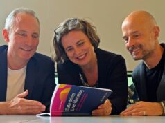 Neues Vok Dams-Fachbuch zu datengetriebenem Eventmanagement Colja Dams mit Dr. Anja Schmidt-Ott und Jan Filipzik (von links, Foto: Vok Dams)