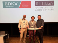 Technische Empfehlung für Hallenstandards von BDKV und Inthega Johannes Everke (BDKV), Edgar Common (Inthega), Stephan Czuratis (Salzlandtheater Staßfurt) auf dem Inthega-Kongress in Bielefeld (von links, Foto: BDKV/Inthega)