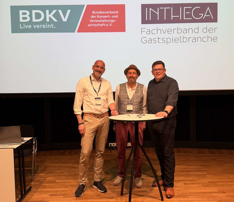 Johannes Everke (BDKV), Edgar Common (Inthega), Stephan Czuratis (Salzlandtheater Staßfurt) auf dem Inthega-Kongress in Bielefeld (von links, Foto: BDKV/Inthega) Johannes Everke (BDKV), Edgar Common (Inthega), Stephan Czuratis (Salzlandtheater Staßfurt) auf dem Inthega-Kongress in Bielefeld (von links, Foto: BDKV/Inthega)