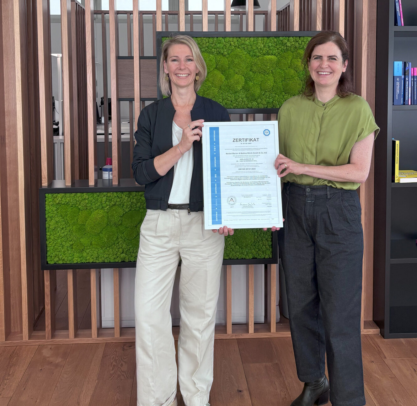 Susanne von Ciriacy-Laumann von marbet mit Dr. Alice Beining, Fachliche Leiterin der Product Line Sustainability bei TÜV SÜD (Foto: TÜV SÜD) Susanne von Ciriacy-Laumann von marbet mit Dr. Alice Beining, Fachliche Leiterin der Product Line Sustainability bei TÜV SÜD (Foto: TÜV SÜD)