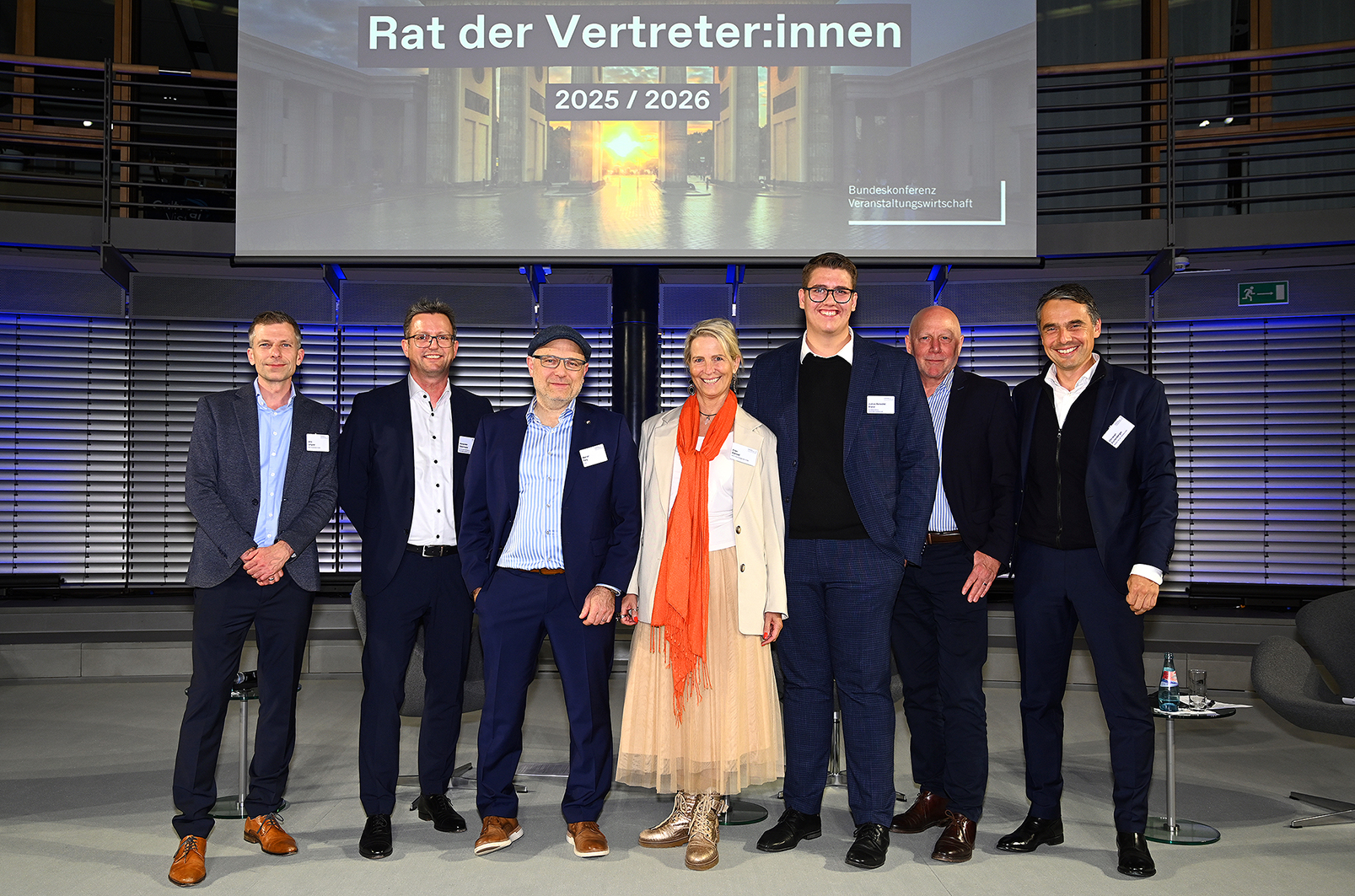 Der aktuelle Rat der Bundeskonferenz 2025/26: Jens Langner (Robe Deutschland), Alexander Ostermaier (fwd), Marcel Fery (TSE), Ellen Kamrad (MEE Eventmanagement), Justus Benedikt Brand (JustUs Events), Mike P. Heisel (Heisel Consulting) und Christian Eichenberger (Rent Group) (von links, Foto: Stephan Kwiecinski) Der aktuelle Rat der Bundeskonferenz 2025/26: Jens Langner (Robe Deutschland), Alexander Ostermaier (fwd), Marcel Fery (TSE), Ellen Kamrad (MEE Eventmanagement), Justus Benedikt Brand (JustUs Events), Mike P. Heisel (Heisel Consulting) und Christian Eichenberger (Rent Group) (von links, Foto: Stephan Kwiecinski)