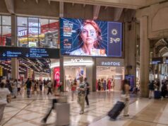 Infiled installiert LED-Display im Forum des Halles