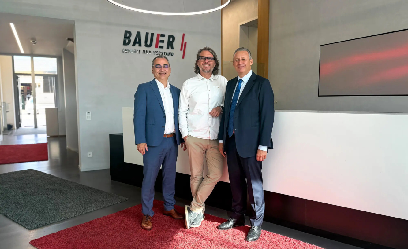 Salih Akyildiz (Geschäftsführer Media|tek), Thomas Klug und Franz Bauer (von links, Foto: Bauer Elektroanlagen) Salih Akyildiz (Geschäftsführer Media|tek), Thomas Klug und Franz Bauer (von links, Foto: Bauer Elektroanlagen)