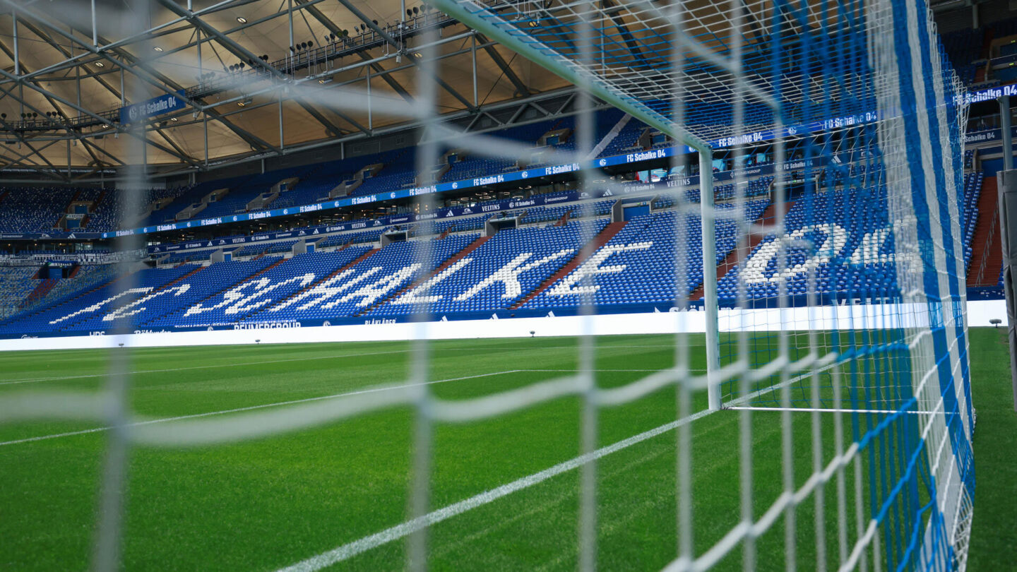 Die neue, rund 143 Meter lange LED-Fläche (Fotos: FC Schalke 04) Die neue, rund 143 Meter lange LED-Fläche (Fotos: FC Schalke 04)