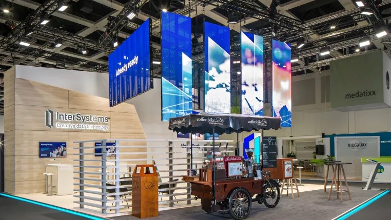 LED-Mesh-Panels - Messestand Intersystems - Messebau Isingermerz (Foto: Isinger + Merz GmbH) LED-Mesh-Panels - Messestand Intersystems - Messebau Isingermerz (Foto: Isinger + Merz GmbH)