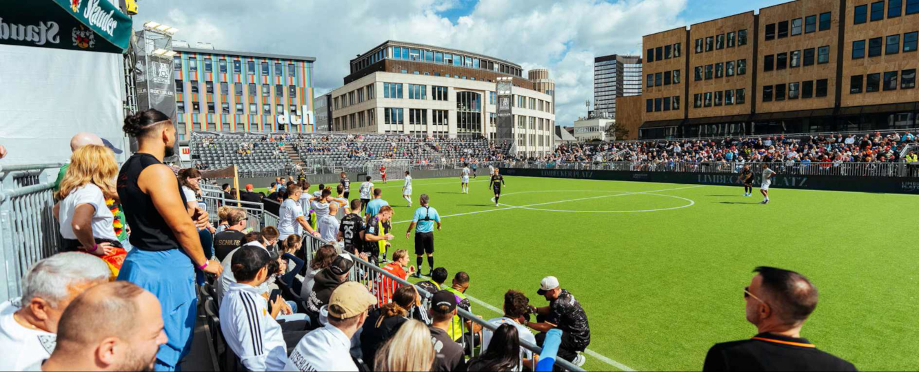 Temporäre Arena für die Socca-WM in Essen (Foto: Tim Kögler) Temporäre Arena für die Socca-WM in Essen (Foto: Tim Kögler)