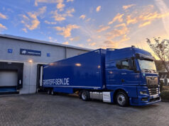 Kaiser Showtechnik eröffnet neuen Standort in Düsseldorf Die vollelektrische Zugmaschine vor der neuen Niederlassung in Düsseldorf (Foto: Kaiser Showtechnik)