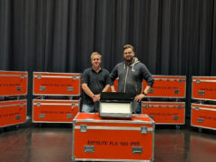 Poolgroup investiert in den Expolite FLS 500 Norman Schmölders von Poolgroup mit Oliver Krutzki von Focon Showtechnic (von links, Foto: Focon Showtechnic)